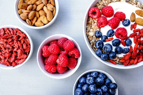 Tigela de café da manhã saudável de Muesli com frutas frescas e nozes — Fotografia de Stock