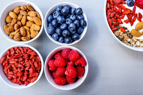 Hälsosam frukostskål med müsli med färsk frukt och nötter — Stockfoto