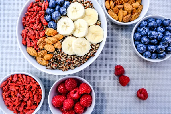 Tigela de café da manhã vegetariano saudável com quinoa frutas frescas e nozes — Fotografia de Stock