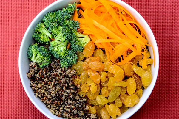 Cuenco saludable de quinua con verduras crudas —  Fotos de Stock