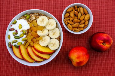 Sultanas ile Müsli Meyve ve Fındık Sağlıklı Vejetaryen Kahvaltı Kase