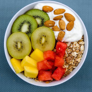 Müsli Badem ve Kivi Meyve ile Sağlıklı Vejetaryen Kahvaltı Bowl