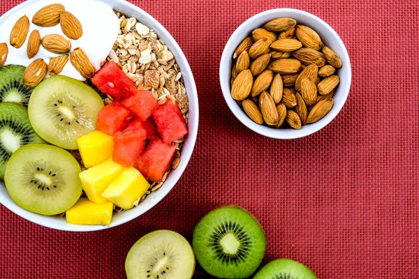 Hälsosam vegetarisk frukost skål med müsli mandel och Kiwi — Stockfoto