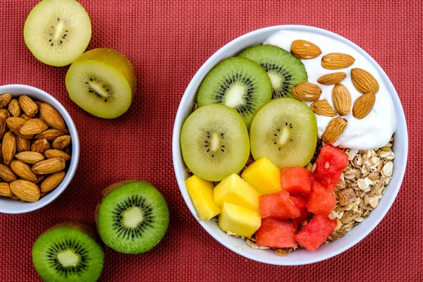 Tigela de pequeno-almoço vegetariano saudável com amêndoas Muesli e Kiwi Fruit — Fotografia de Stock