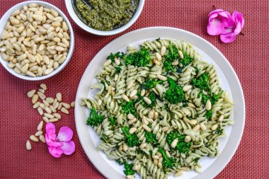 Brokoli ve Çam Fıstığı ile İtalyan Tarzı Makarna Salatası