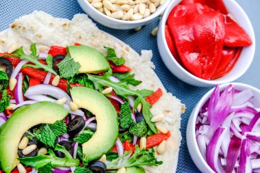 Bir Pizza Tabanında Sağlıklı Vejetaryen Avokado Salatası