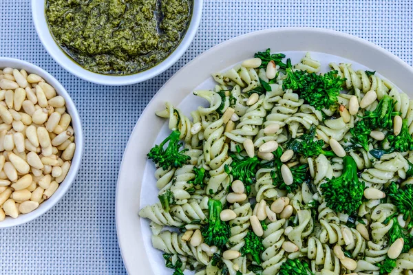 Ensalada de pasta estilo italiano con brócoli y piñones —  Fotos de Stock