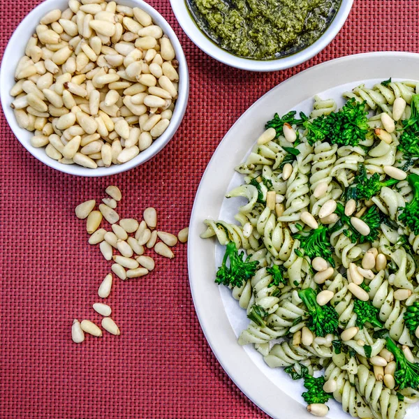 Nudelsalat im italienischen Stil mit Brokkoli und Pinienkernen — Stockfoto
