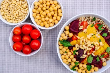 Vejetaryen Bulgur Buğday ve Quinoa Lunch Bowl