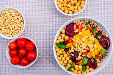 Vejetaryen Bulgur Buğday ve Quinoa Lunch Bowl