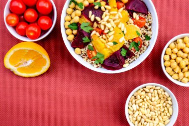 Vejetaryen Bulgur Buğday ve Quinoa Lunch Bowl