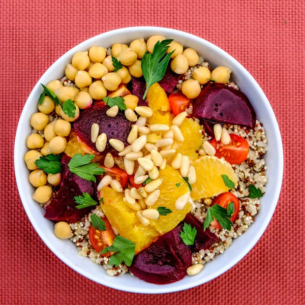 Vegetarisk bulgur vete och quinoa lunch skål — Stockfoto