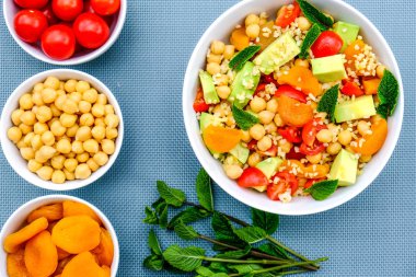 Avokado, Kayısı, Domates, Nohut ve Bulgur Buğdayı Dahil Meyve ve Sebzelerile Sağlıklı Vejetaryen Öğle Yemeği Kase