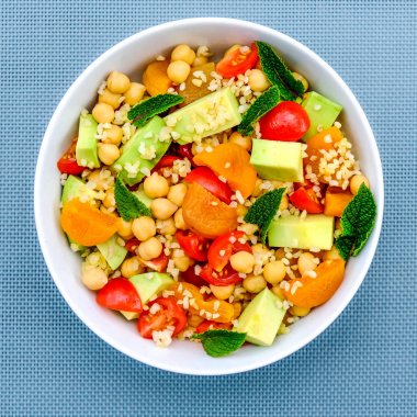 Avokado, Kayısı, Domates, Nohut ve Bulgur Buğdayı Dahil Meyve ve Sebzelerile Sağlıklı Vejetaryen Öğle Yemeği Kase