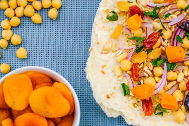 Meyve ve Fındık, kayısı, sultanas, kuru üzüm, çam fıstığı, kırmızı soğan ve nohut ile Sağlıklı Pizza Baz