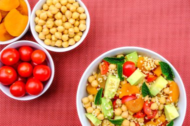 Meyve ve Sebze ile Sağlıklı Vejetaryen Öğle Yemeği Bowl