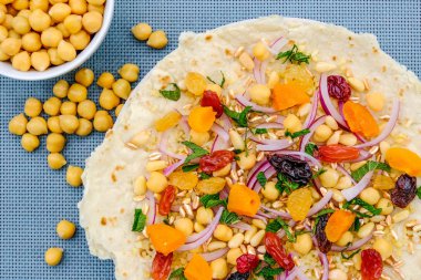 Meyve ve Fındık ile Sağlıklı Pizza Baz