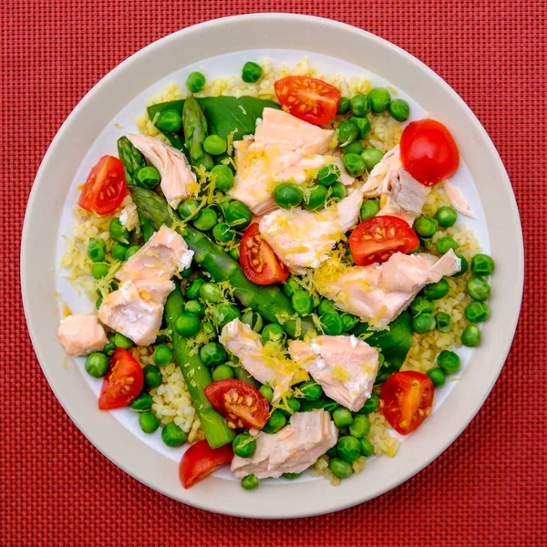 Almuerzo saludable de verano Salmón escalfado y verduras —  Fotos de Stock