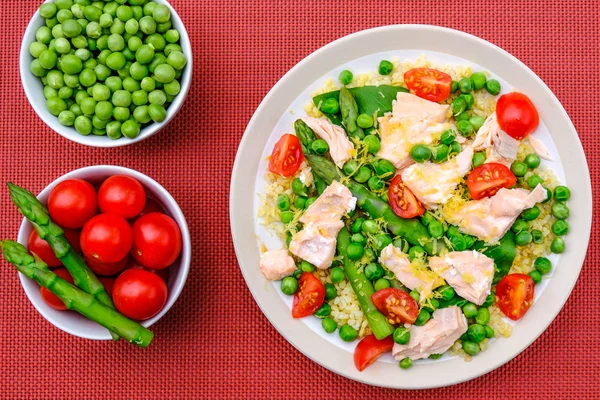 Gesundes sommerliches Mittagessen pochierter Lachs und Gemüse — Stockfoto