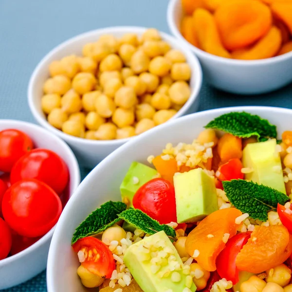 Comedor Vegetariano Saludable Con Frutas Verduras Incluyendo Aguacate Albaricoques Tomates —  Fotos de Stock