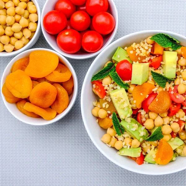 Bol à lunch végétarien sain aux fruits et légumes — Photo