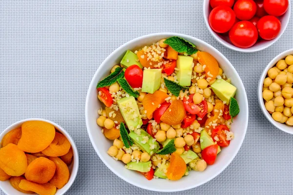 Tazón de almuerzo vegetariano saludable con frutas y verduras —  Fotos de Stock