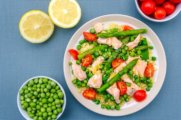 Almuerzo saludable de verano Salmón escalfado y verduras — Foto de Stock