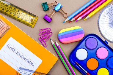 Okula Dönüş Kalemleri ve Boya Kutusu Cetvelleri ve Not Defteri