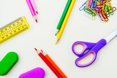 Okula Dönüş Renkli Kalemler Kauçuk ve Makas
