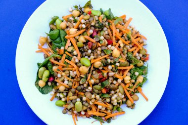 Kuskus ve Edam fasulyesi ile vejetaryen yaz salatası