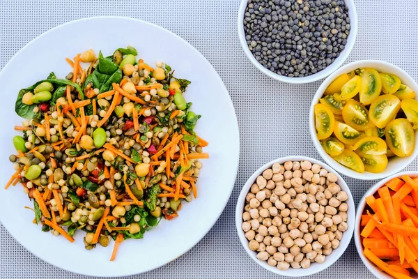 Vegetarischer Sommersalat mit Couscous und edamamen Bohnen — Stockfoto