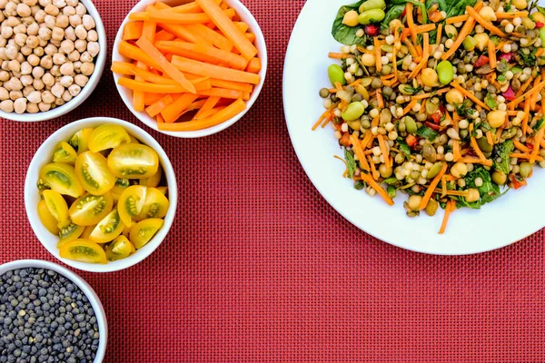 Vegetarisk sommar sallad med couscous och edamame bönor — Stockfoto