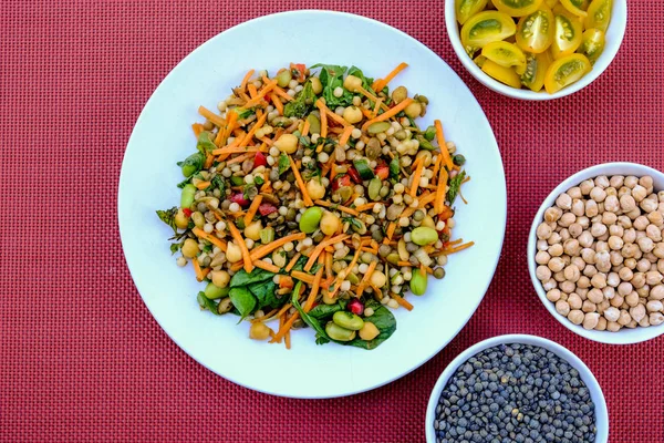 Kuskus ve Edam fasulyesi ile vejetaryen yaz salatası — Stok fotoğraf