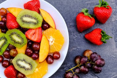 Vejetaryen taze meyve yaz salatası tatlı