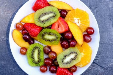 Vejetaryen taze meyve yaz salatası tatlı