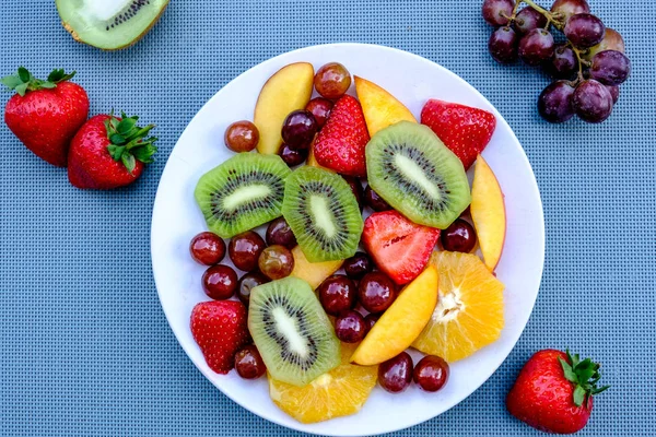 Vegetarisches Dessert mit frischen Früchten und Sommersalat — Stockfoto