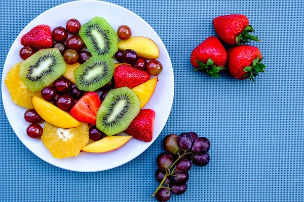 Vegetarisk färsk frukt sommar sallad dessert — Stockfoto