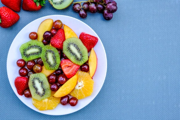 Vegetarisk färsk frukt sommar sallad dessert — Stockfoto