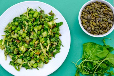 Sağlıklı taze yeşil yaz salatası