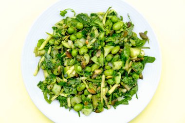 Sağlıklı taze yeşil yaz salatası