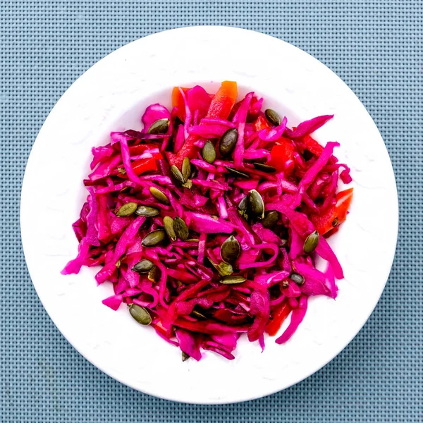 Gezonde vegetarische rode Koolsalade — Stockfoto