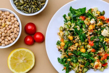 Sağlıklı Akdeniz orzo makarna salatası
