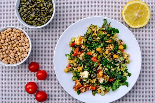 Sağlıklı Akdeniz orzo makarna salatası — Stok fotoğraf