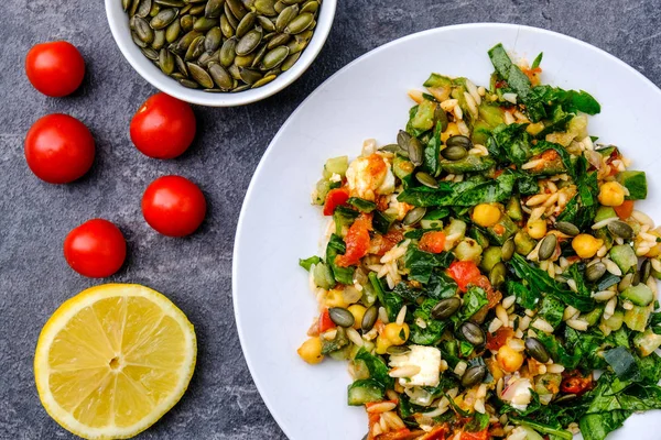 Sağlıklı Akdeniz orzo makarna salatası — Stok fotoğraf