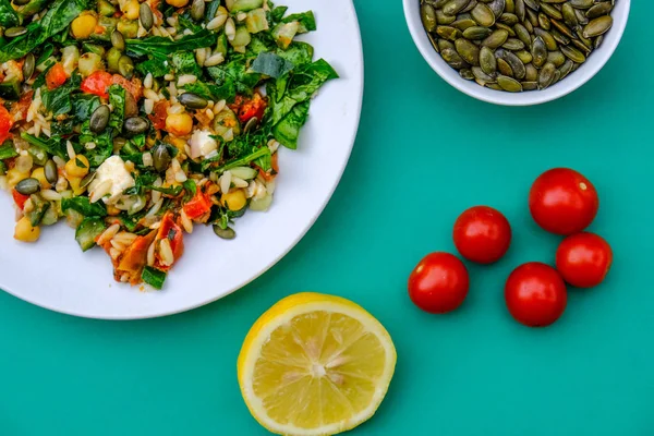 Hälsosam Medelhavet Orzo pasta sallad — Stockfoto