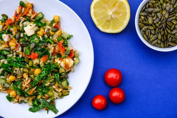 Ensalada de pasta mediterránea saludable Orzo — Foto de Stock