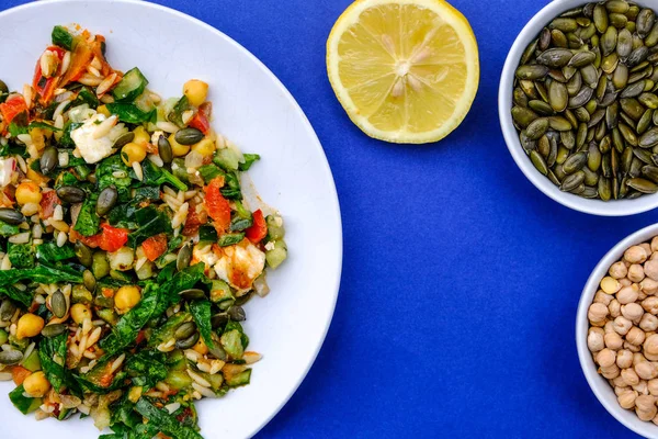 Sağlıklı Akdeniz orzo makarna salatası — Stok fotoğraf