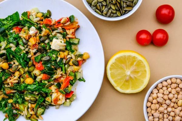 Sağlıklı Akdeniz orzo makarna salatası — Stok fotoğraf