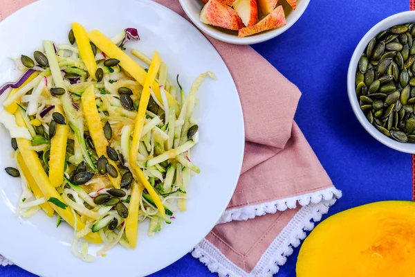 Ensalada de frutas frescas y saludables de mango de verano —  Fotos de Stock