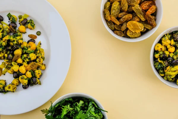 Ensalada vegetariana saludable de garbanzos y frijoles de verano Dahl —  Fotos de Stock